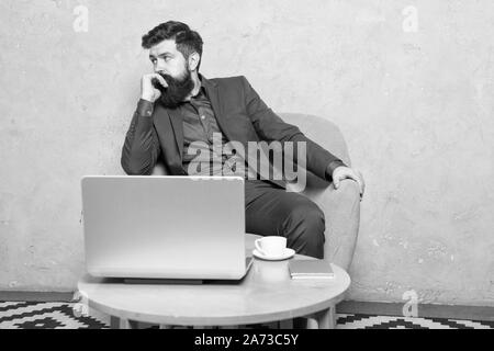 Geschäftliche Korrespondenz. Moderne Geschäftsmann. Geschäftsmann Laptop. Mann trinken Kaffee im Büro. Reaktion auf geschäftliche E-Mails. Digitales Marketing. Im Internet surfen. Online kaufen. Projekt Manager. Stockfoto