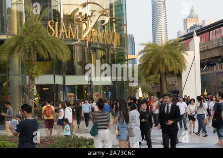 BANGKOK, THAILAND - 12. FEBRUAR 2017: Menschenmenge am Eingang des Siam Paragon Stockfoto