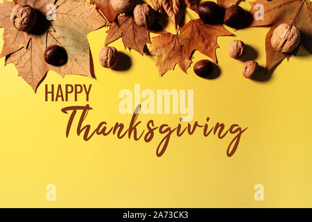 Happy Thanksgiving Day mit Ahorn Blätter und Mutter auf gelbem Hintergrund Stockfoto