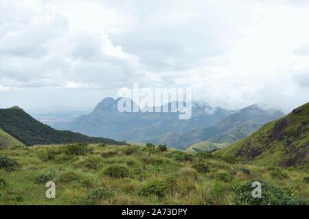 Schönheit der westlichen Ghats - die westlichen Ghats, auch bekannt als Sahyadri (wohlwollende Berge), sind eine Bergkette, die eine Fläche von 140,000 qm. umfasst Stockfoto