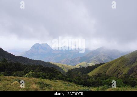 Schönheit der westlichen Ghats - die westlichen Ghats, auch bekannt als Sahyadri (wohlwollende Berge), sind eine Bergkette, die eine Fläche von 140,000 qm. umfasst Stockfoto