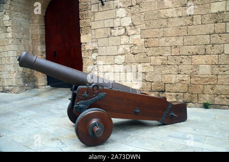 Bronze Canon auf hölzernen Räder außerhalb des Königlichen Palast von la Almudaina in Palma, Mallorca, Balearen, Spanien, EU. Stockfoto