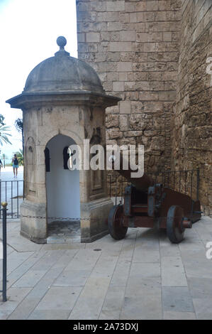 Bronze Canon auf Holzrädern und Stein Sentry Guard Box außerhalb der Königlichen Palast von la Almudaina in Palma, Mallorca, Balearen, Spanien, EU. Stockfoto