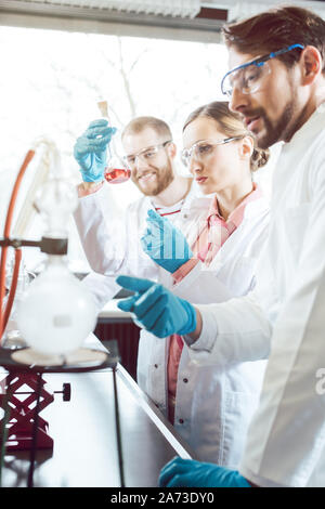 Wissenschaftler arbeiten als Team im Labor Stockfoto