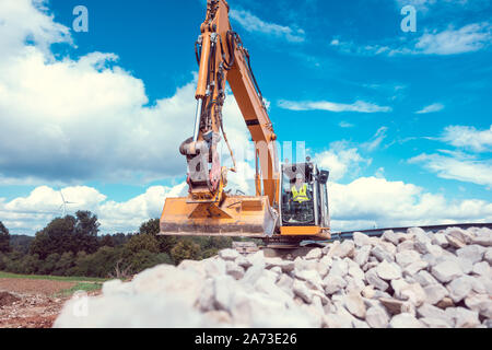 Frau Betrieb ein Bagger auf Baustellen Baustelle Stockfoto