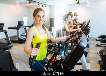 Kaukasische Frau und ihre Freunde machen Schritt Training im Fitnessraum Stockfoto