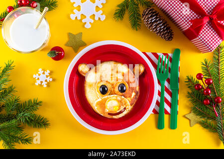 Kreative weihnachten Snack für Kinder mit Weihnachten Reh. Niedlich Elch geformte Pfannkuchen, Beeren und Schokoladensauce. Künstlerische Frühstück serviert in der Platte. Stockfoto