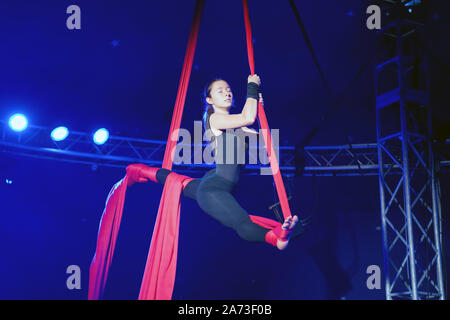 Junge Acrobat zeigt Ihre Fähigkeiten auf die vertikale Seil Tuch im Zirkus Giovanni in Bamberg, Deutschland------- Junge Akrobatin zeigt ihr Können am Vertikaltuch im Zirkus Giovanni in Bamberg, Deutschland Stockfoto