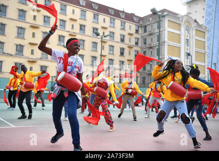 (191030) - ZHENGZHOU, Oktober 30, 2019 (Xinhua) - raissa (L) spielt Taille drum bei Sias Universität in Zhengzhou, der Central China Provinz Henan, Okt. 28, 2019. Die 17-jährige Raissa geboren wurde und in die Komoren, einer Insel im Indischen Ozean gezüchtet. 2016, Raissa Großmutter wurde durch Ärzte der chinesischen medizinischen Team in Afrika geheilt. Raissa entwickelte dann eine starke emotionale Verbindung mit China, die Sie aufgefordert werden, Ihre chinesischen an der lokalen Konfuzius Institut mit unermüdlichen Bemühungen zu erfahren. Auf der Vorausscheidung des 12 Chinesische Brücke proficiency Wettbewerb fo Stockfoto