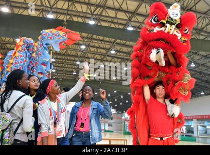 (191030) - ZHENGZHOU, Oktober 30, 2019 (Xinhua) - raissa (3. L) Uhren lion dance Performance bei Sisa Universität in Zhengzhou, der Central China Provinz Henan, Okt. 28, 2019. Die 17-jährige Raissa geboren wurde und in die Komoren, einer Insel im Indischen Ozean gezüchtet. 2016, Raissa Großmutter wurde durch Ärzte der chinesischen medizinischen Team in Afrika geheilt. Raissa entwickelte dann eine starke emotionale Verbindung mit China, die Sie aufgefordert werden, Ihre chinesischen an der lokalen Konfuzius Institut mit unermüdlichen Bemühungen zu erfahren. Auf der Vorausscheidung des 12 Chinesische Brücke proficiency Co Stockfoto