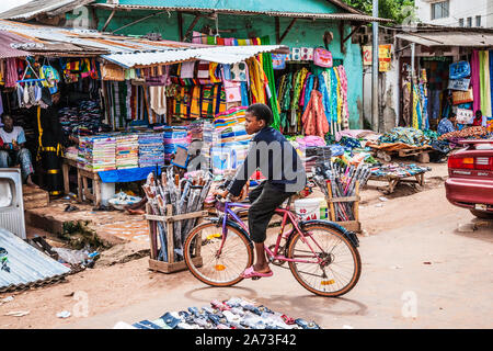 Textilien und Bekleidung mit Stall in Banjul in Gambia, Westafrika. Stockfoto