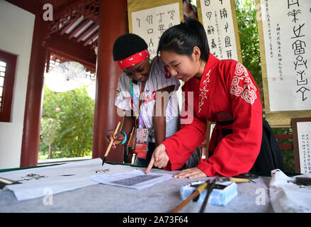 (191030) - ZHENGZHOU, Oktober 30, 2019 (Xinhua) - raissa (L) Erfahrungen oracle Knochen Skript schreiben bei Sias Universität in Zhengzhou, der Central China Provinz Henan, Okt. 28, 2019. Die 17-jährige Raissa geboren wurde und in die Komoren, einer Insel im Indischen Ozean gezüchtet. 2016, Raissa Großmutter wurde durch Ärzte der chinesischen medizinischen Team in Afrika geheilt. Raissa entwickelte dann eine starke emotionale Verbindung mit China, die Sie aufgefordert werden, Ihre chinesischen an der lokalen Konfuzius Institut mit unermüdlichen Bemühungen zu erfahren. Auf der Vorausscheidung des 12 Chinesische Brücke proficienc Stockfoto