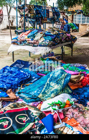 Ein Stoff Stall zu einem handwerkermarkt in Gambia, Westafrika. Stockfoto