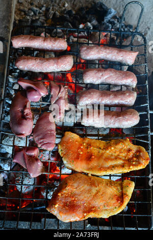 Fleisch auf dem Grill, rohen Hähnchen Steak, Huhn Leber und Kebabs auf heißen Grill Stockfoto