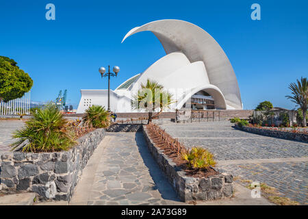 Blick auf moderne Konzerthalle Auditorio de Tenerife Auditorium (Teneriffa) Gebäude in Santa Cruz de Tenerife. Teneriffa, Kanarische Inseln, Spanien Stockfoto