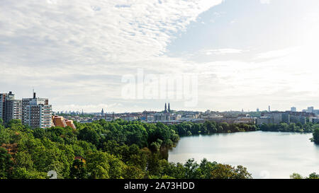 Stockholm, Schweden - August 09, 2019: malerischen Panorama der Stockholmer Skyline mit verschiedenen historischen und modernen Gebäuden auf einem sonnigen Tag. Stockfoto