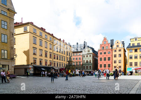 Stockholm, Schweden - August 09, 2019: bunte Fassade des historischen Patrizierhäuser Platz Stortorget in der Altstadt von Stockholm in Schweden mit zu Stockfoto