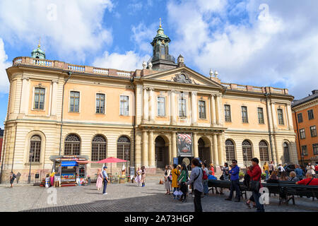 Stockholm, Schweden - August 09, 2019: Touristen, die in der schwedischen Akademie am Platz Stortorget in der Altstadt von Stockholm. Stockfoto