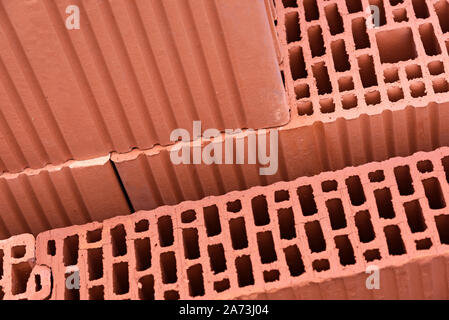 Moderne Bau- Konzept - Thermo isolierten roten Ziegel für Wand in Nahaufnahme. Stockfoto