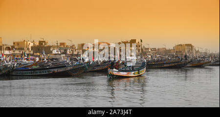 Fischerboote im Senegal, genannt Piroge oder piragua oder piraga Stockfoto