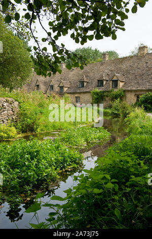 Wunderschönen Cotswold Cottage mit Blick auf den kleinen Fluss Coln in Bilbury Dorf. Gloucestershire, England Stockfoto