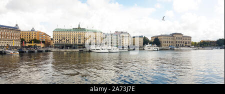 Stockholm, Schweden - August 09, 2019: breites Panorama von Stockholm Waterfront mit verschiedenen Kreuzfahrtschiffe und historischen Gebäuden mit berühmten Grand Hotel. Stockfoto