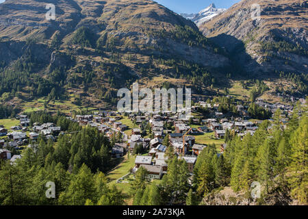 Zermatt Dorf in der Schweiz mit der typischen Häuser Stockfoto