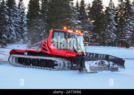 Rot in der Dämmerung ratrack Action, grooming Skipiste nach einem anstrengenden Skitag, Skigebiet Kopaonik, Serbien Stockfoto