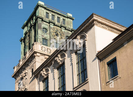 München, Bayern, Deutschland. Die reich verzierte Uhrturm der Technischen Universität München campus Gebäude auf der Gabelsbergerstraße. Stockfoto