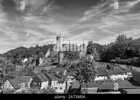 Blick auf die Burgruine Eppstein in Schwarz und Weiß Hessen Deutschland Stockfoto