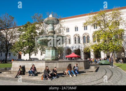 München, Deutschland. Jugendliche außerhalb der Ludwig-Maximilians-Universität München (LMU) Gebäude, bewertet eine "University of Excellence" innerhalb Deutschlands. Stockfoto