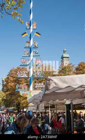 Speise Markt (Viktualienmarkt), München, Bayern, Deutschland. Menschen surfen Marktstände an einem schönen Herbsttag. Stockfoto