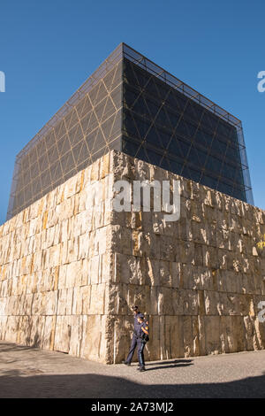 Zwei Polizisten zu Fuss außerhalb des architektonisch modern Ohel Jakob Synagoge, München, Bayern, Deutschland Stockfoto