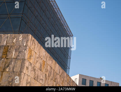 Äußeren Abschnitt des modernen Ohel Jakob Synagoge, München, Deutschland, verkleidet mit Travertin in seinem unteren Teil und von einem Glaskubus gekrönt. Stockfoto