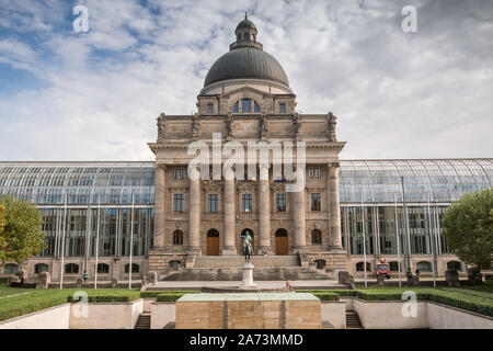 München, Bayern, Deutschland. Äußere der Bayerischen Staatskanzlei (Bayerische Staatskanzlei) Gebäude und Kriegerdenkmal Kriegerdenkmal. Stockfoto