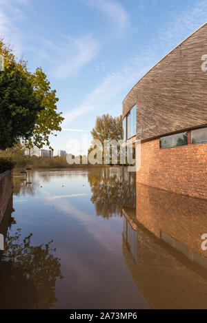 Hohe Wasserstände auf dem Fluss Severn in Worcester führen zu Überschwemmungen in der Umgebung von King's School Worcester Michael Baker Bootshaus Stockfoto