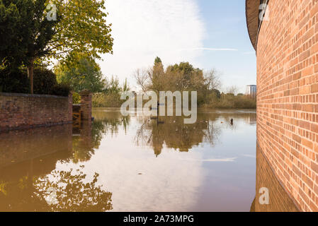 Hohe Wasserstände auf dem Fluss Severn in Worcester führen zu Überschwemmungen in der Umgebung von King's School Worcester Michael Baker Bootshaus Stockfoto