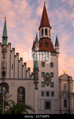 Marienplatz, Altstadt, München, Deutschland. Äußere Architektur des Alten Rathaus (Altes Rathaus) Gebäude in der Dämmerung. Stockfoto