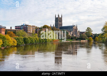 Hohe Wasserstände auf dem Fluss Severn in Worcester führen zu Überschwemmungen in der Umgebung Stockfoto