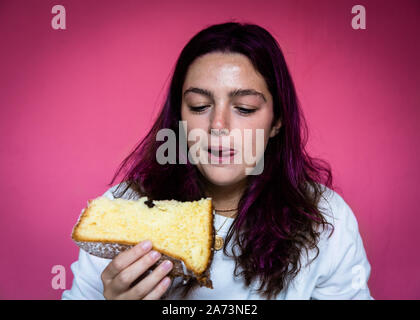 Junge Frau essen Scheibe pandoro, italienisch Kuchen Stockfoto