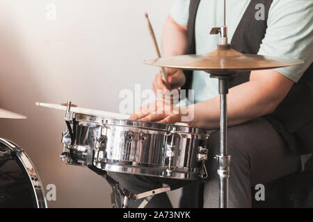 Schlagzeuger spielt auf einer Snare Drum ein Becken, Nahaufnahme Foto mit selektiven Fokus Stockfoto