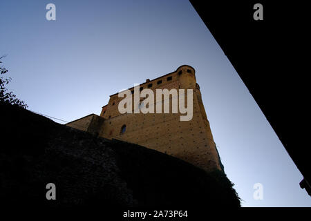 Mittelalterliche Burg von Serralunga d'Alba im Herzen der Langhe, Piemont in Italien Stockfoto