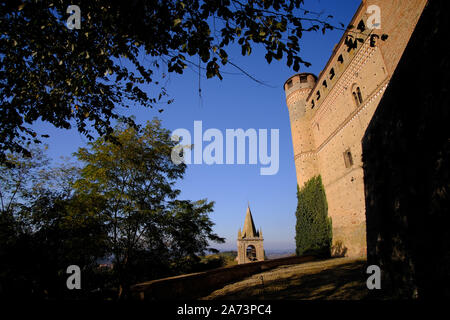 Mittelalterliche Burg von Serralunga d'Alba im Herzen der Langhe, Piemont in Italien Stockfoto