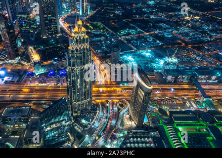 Luftaufnahme von Dubai bei Nacht von Burj Khalifa Tower gesehen, Vereinigte Arabische Emirate Stockfoto