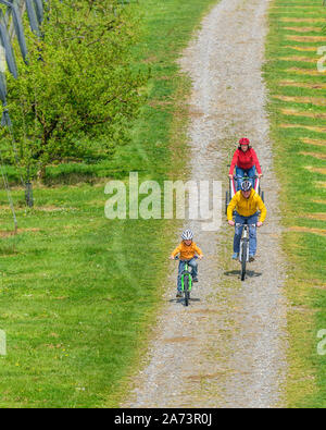 Genießen Sie Frühling Natur während einer Radtour mit der Familie Stockfoto