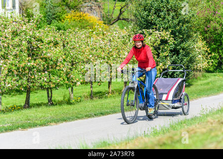 Genießen Sie Frühling Natur während einer Radtour mit der Familie Stockfoto