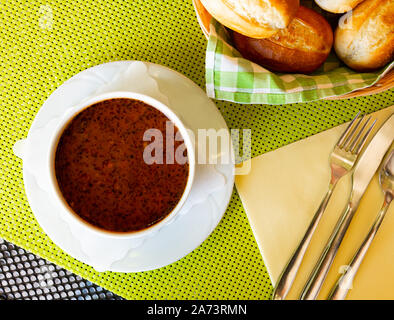 Herzhaft und würzig Bograc - Slowenische Vielfalt der ungarischen Gulasch aus drei Arten von Fleisch und Kartoffeln gekocht Stockfoto