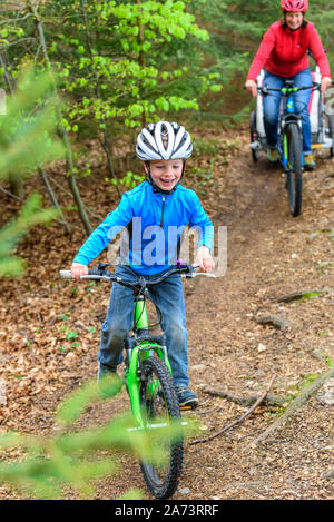 Genießen Sie Frühling Natur während einer Radtour mit der Familie Stockfoto