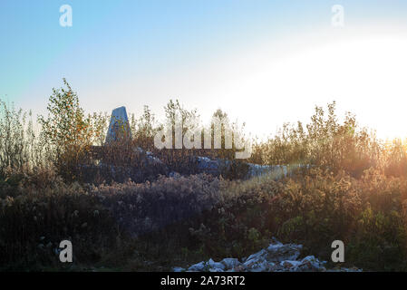 Lemberg, Ukraine - 27. Oktober 2019: Broken Flugzeug nach Crash im Herbst Feld bei Sonnenuntergang. Abgestürzt und Flugzeug beschädigt nach Unfall auf Erde in Sokolniki Stockfoto