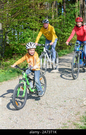 Genießen Sie Frühling Natur während einer Radtour mit der Familie Stockfoto